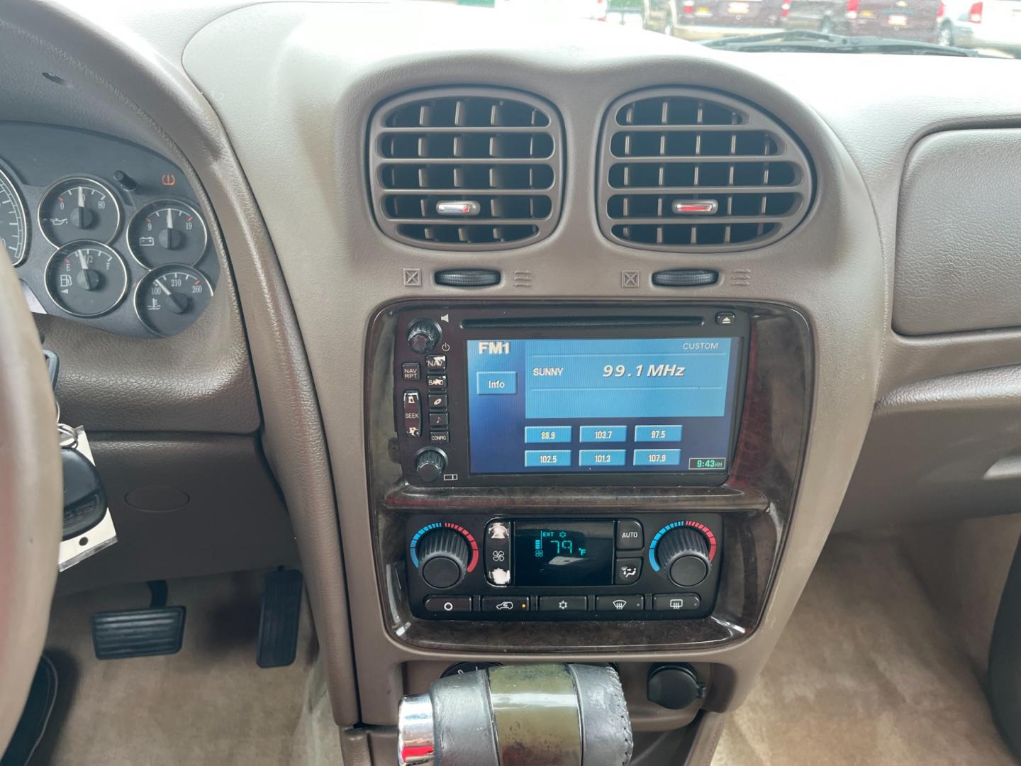 2007 GOLD /TAN Buick Rainier CXL (5GADS13S172) with an 4.2L L6 DOHC 24V engine, 4-Speed Automatic transmission, located at 14700 Tomball Parkway 249, Houston, TX, 77086, (281) 444-2200, 29.928619, -95.504074 - Photo#15